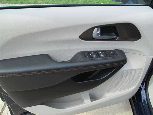 2017 Chrysler Pacifica Touring-L 4dr Mini-Van